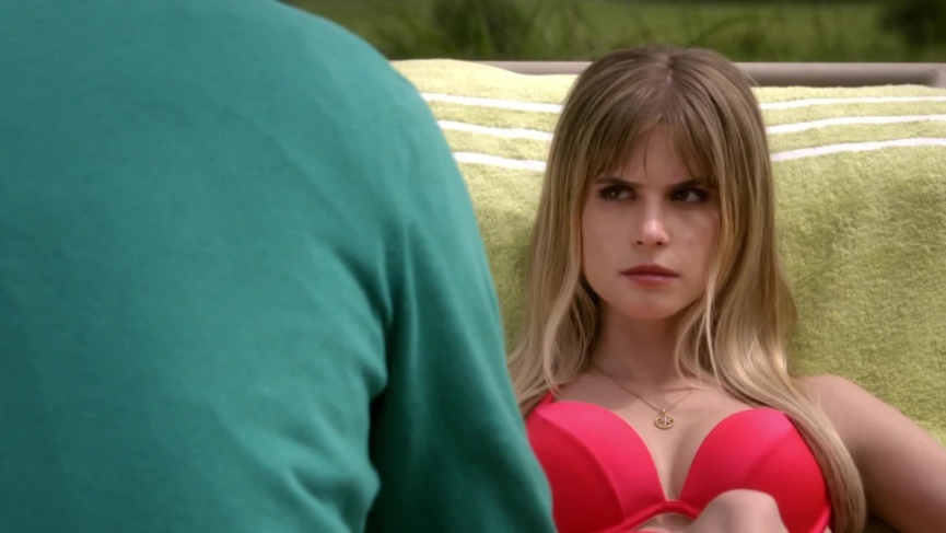 Carlson Young chatte