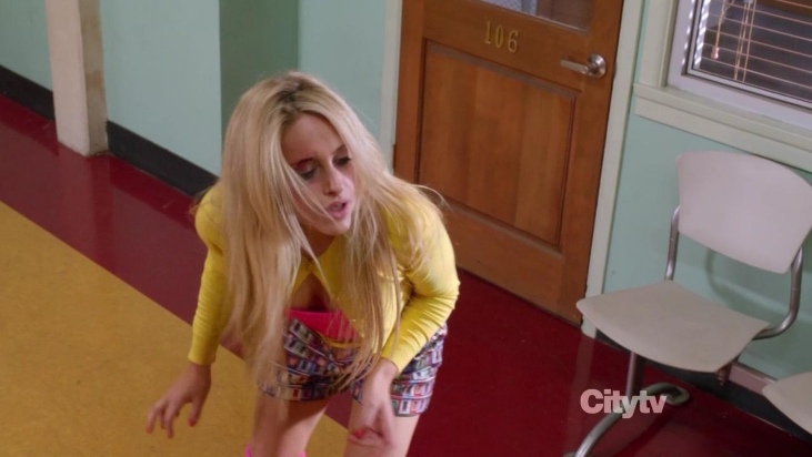 Carly Chaikin les fesses sont visibles