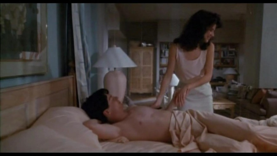 Daphne Zuniga en jupe courte