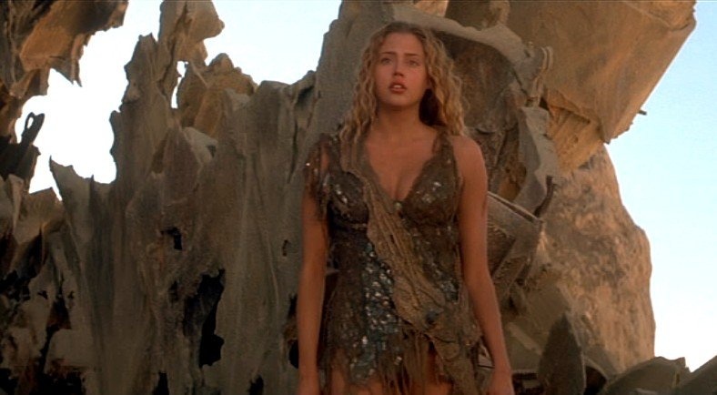 Estella Warren les seins sont visibles 92