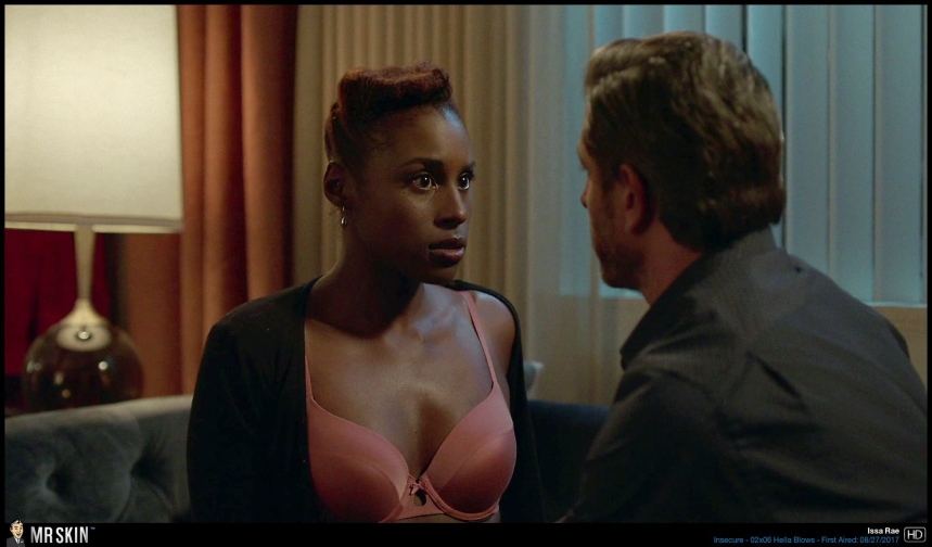Issa Rae chatte