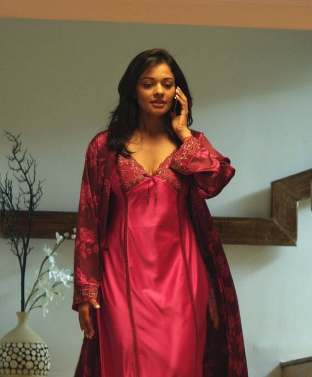 Pooja Kumar dans sous-vêtements 94