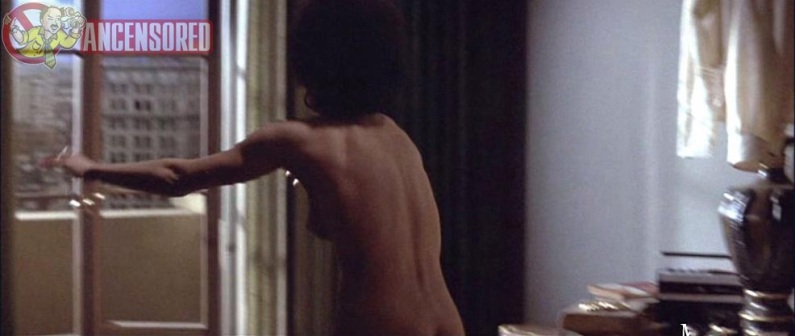 Rosalind Cash les fesses sont visibles