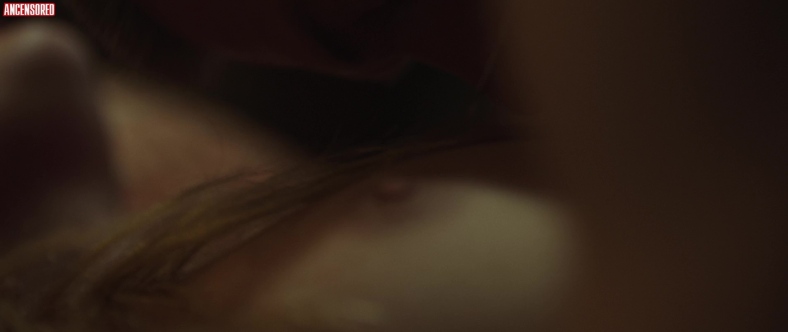 Sophie Kennedy Clark les seins sont visibles
